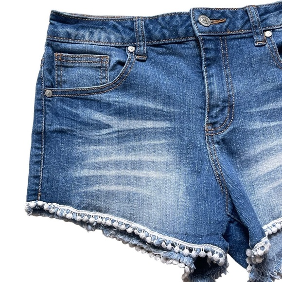 Altar’d State Women’s Blue Denim Shorts Size 27 Raw Hem Crochet Detail Stretchy - Picture 2 of 8
